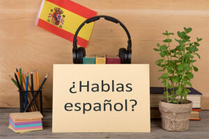 Placa escrito "hablas español". Conheça os ditados populares em espanhol!