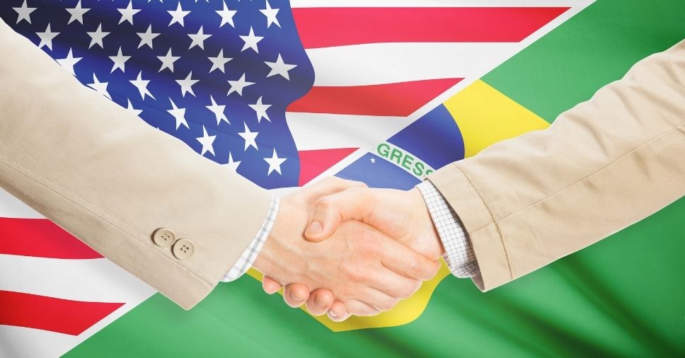 Empresários mostrando como o Ingles Influencia Em Negociacoes Internacionais