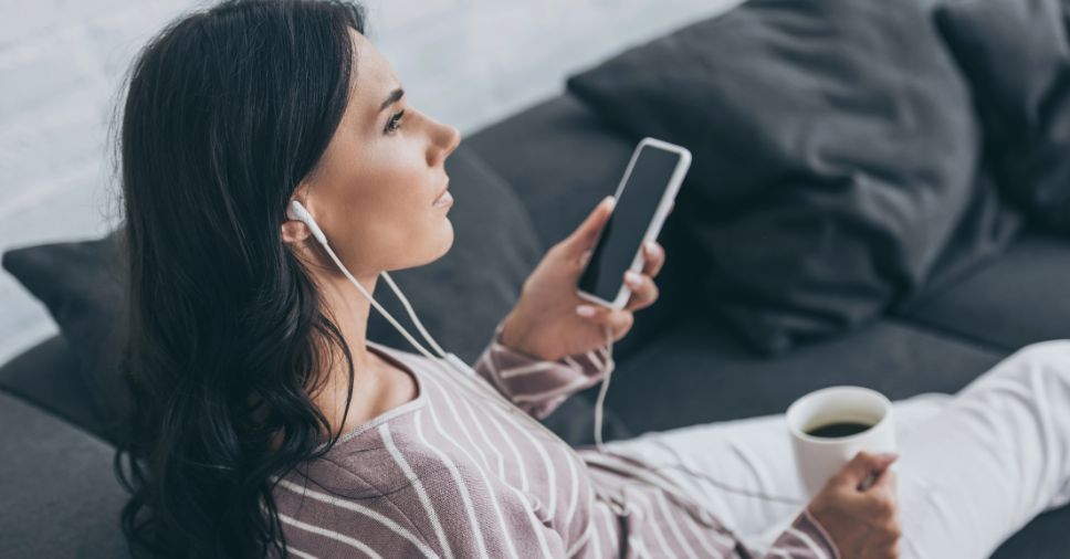 mulher aprendendo como Treinar Listening