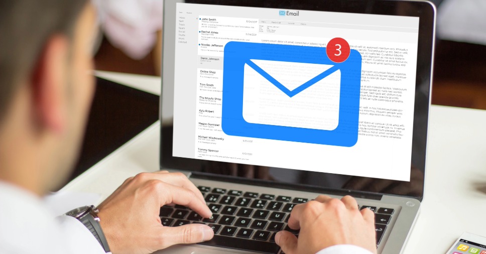 Tela exibe caixa de entrada aberta com ícone de notificação sobre email profissional em inglês.
