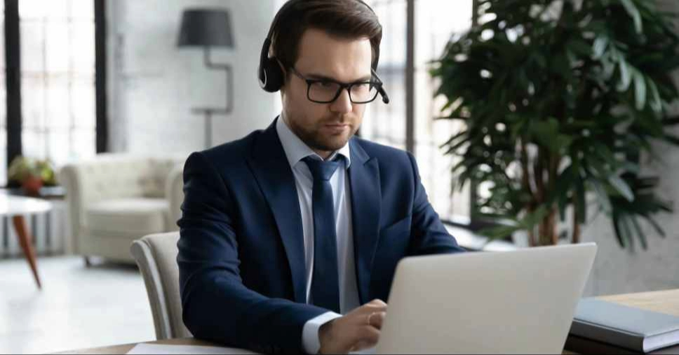 Soft skills e idiomas mostram homem de óculos em reunião online no escritório.