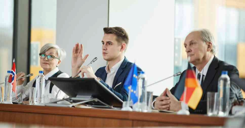 Executivos diante de imprensa, abordando a comunicação corporativa em momentos de crise.