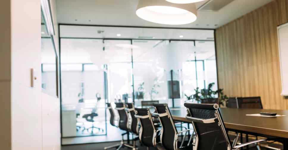 Sala de reuniões simbolizando a transição do espaço físico para o currìculo para trabalho remoto.