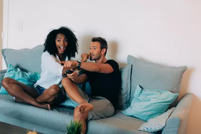 casal assistindo séries para treinar inglês