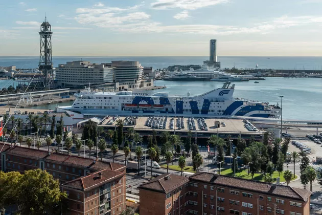 navio parado no porto de uma cidade