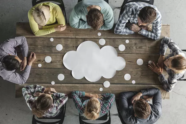 chuva de ideias em reunião de empresa