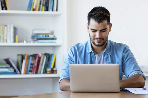 homem estudando espanhol em casa