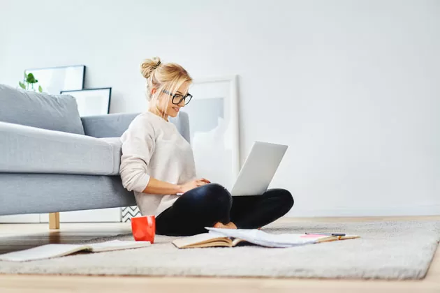 Mulher usufrui dos benefícios do curso de idiomas online.