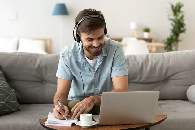 Homem com fone de ouvido com ânimo para estudar