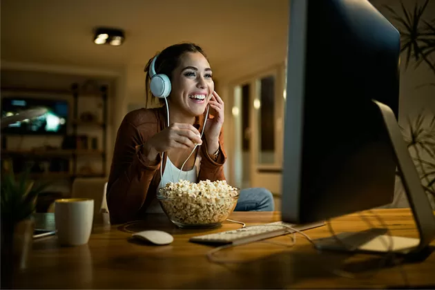 Mulher jovem ouve podcast para se tornar fluente em espanhol