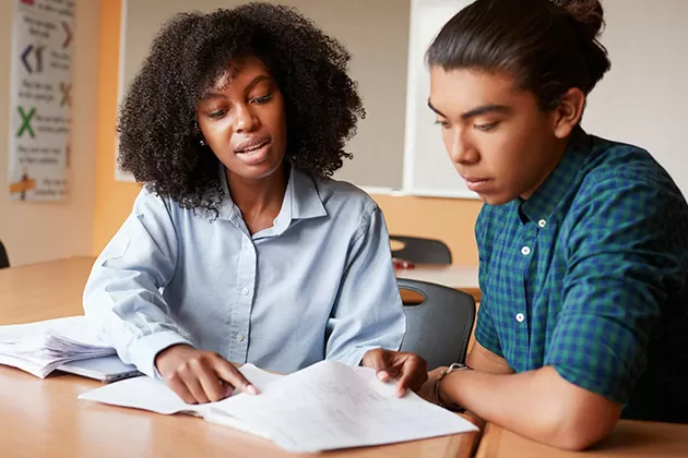Professora e aluno em aula individual ou em grupo