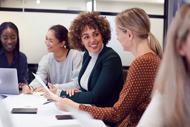 mulheres empresários em reunião discutindo os idiomas importantes no mercado de trabalho 