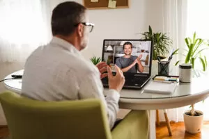Vemos uma conversa on-line. Veja como aprimorar a conversação em inglês!