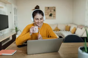 Uma mulher feliz por aprimorar a conversação em inglês com um curso de idiomas.