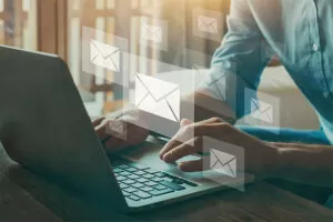 Uma pessoa redigindo um e-mail formal em espanhol.